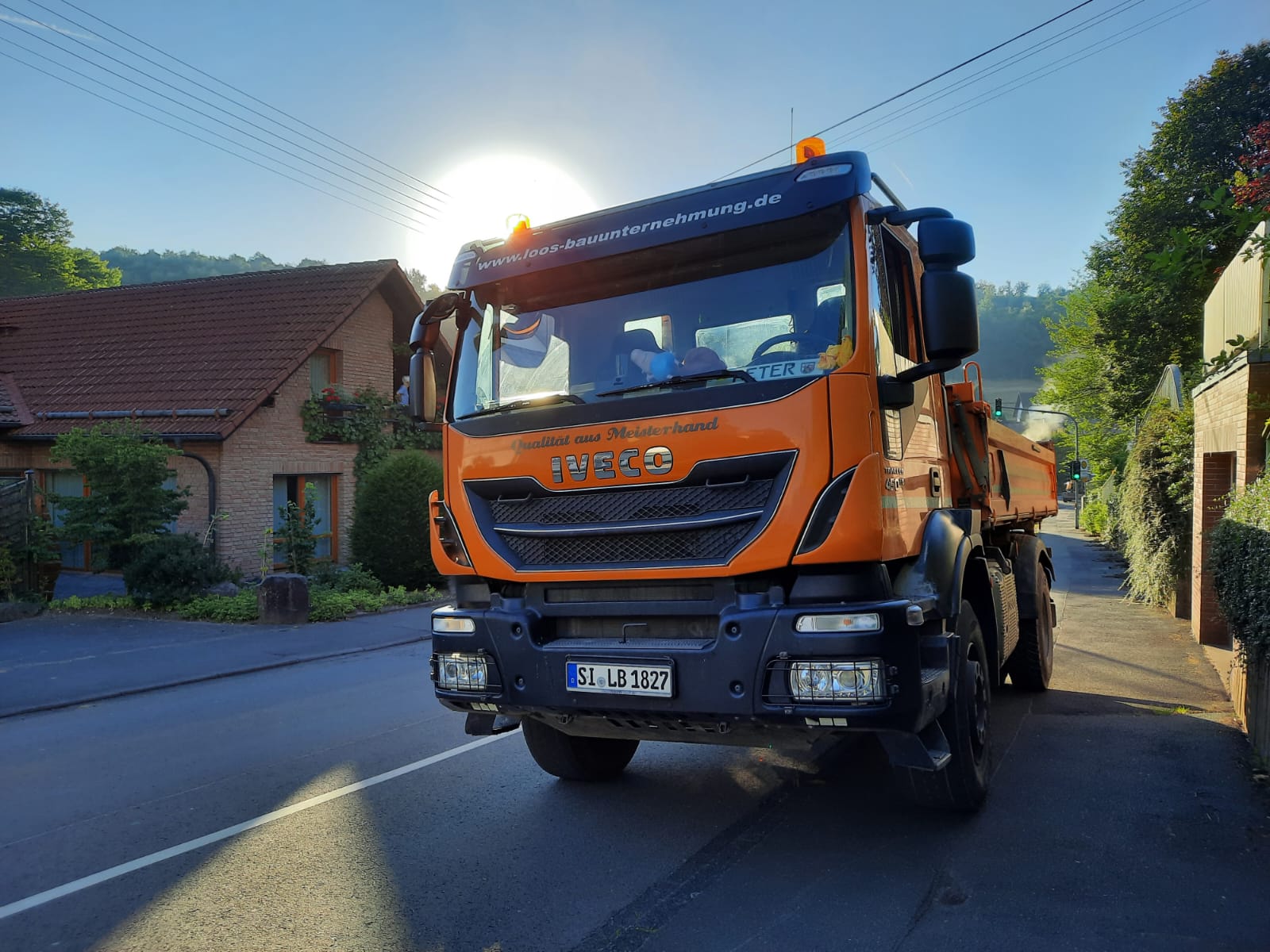 IVECO Kipper der Loos Bauunternehmung im Einsatz im Straßenbau