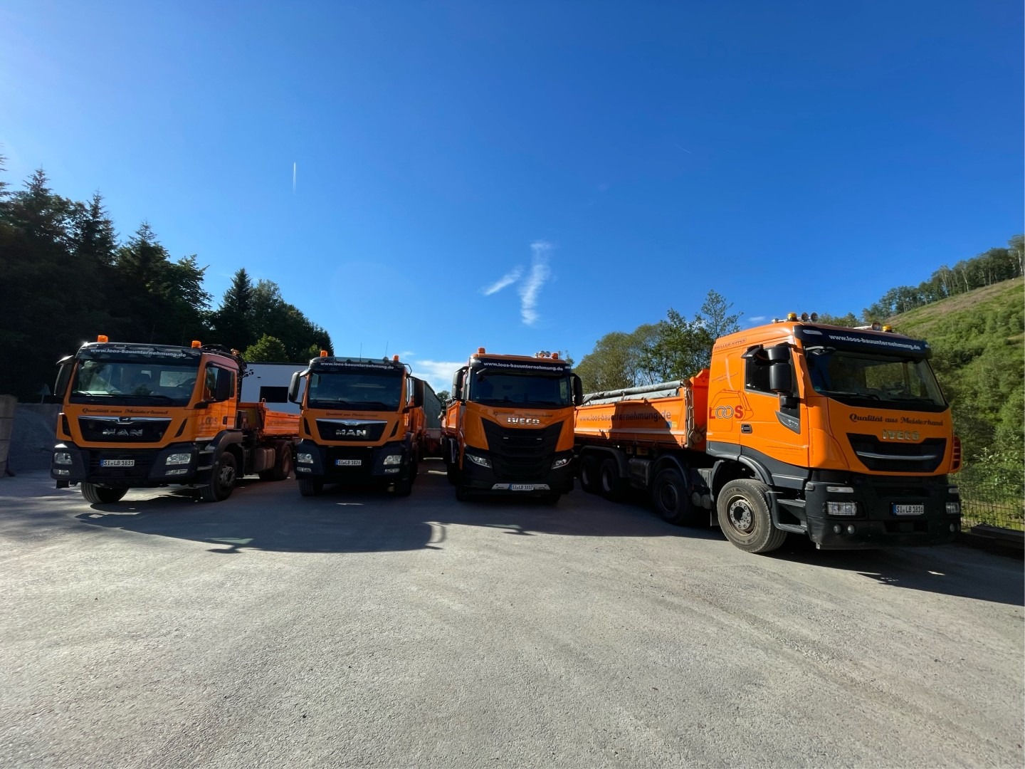 Leistungsstarker LKW-Fuhrpark für Straßen- und Tiefbauarbeiten Moderner LKW-Fuhrpark der Loos Bauunternehmung im Straßen- und Tiefbau