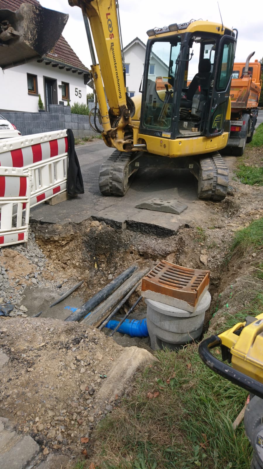 Straßenaufbruch und Kanalanschluss im kommunalen Tiefbau Straßenaufbruch und Kanalanschluss im kommunalen Tiefbau