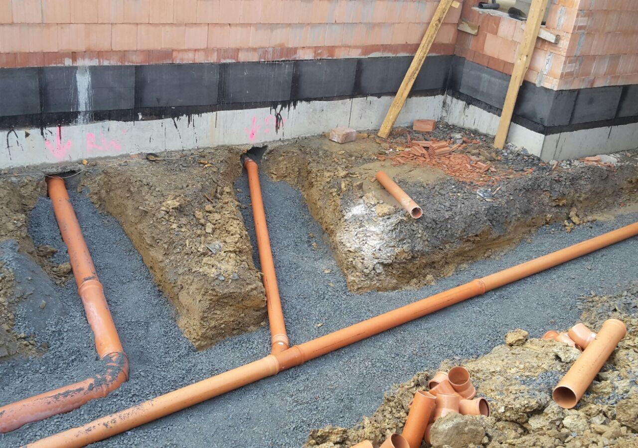 Hausanschluss im Kanalbau mit verlegten KG-Rohren im Neubau