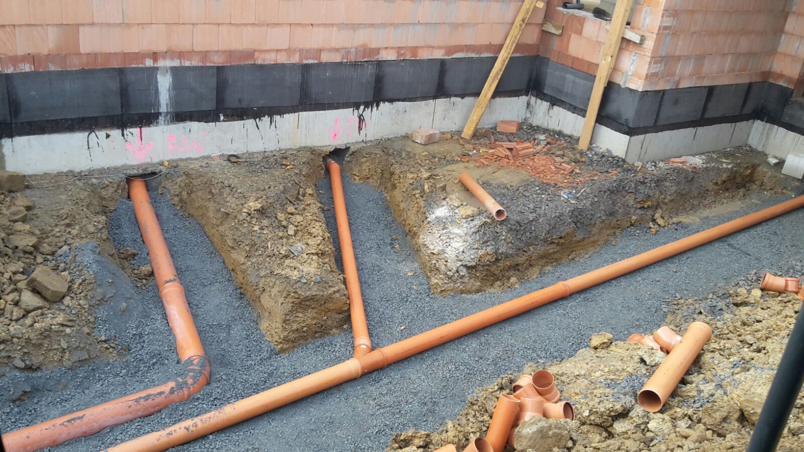 Kanal- und Hausanschlussarbeiten mit KG-Rohren im Tiefbau Hausanschluss im Kanalbau mit verlegten KG-Rohren im Neubau