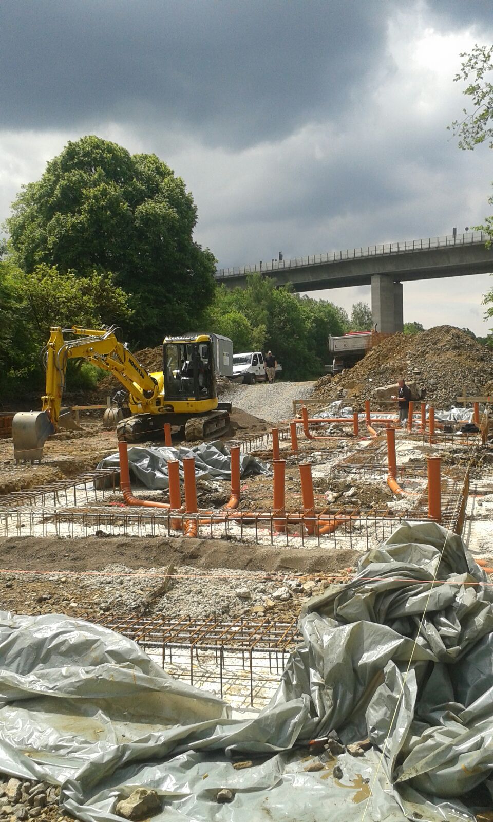 Kanalbauarbeiten mit Rohrverlegung im kommunalen Tiefbau Kanalbauarbeiten mit Rohrverlegung im kommunalen Tiefbau