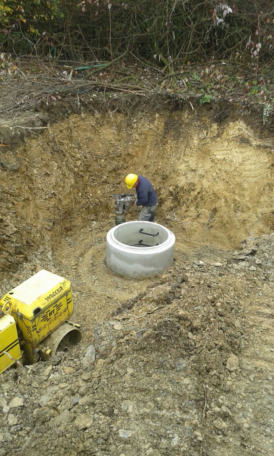 Schachtbau und Bodenverdichtung im Kanal- und Tiefbau Einbau eines Betonschachts im Kanalbau mit Verdichtungsarbeiten im Tiefbau