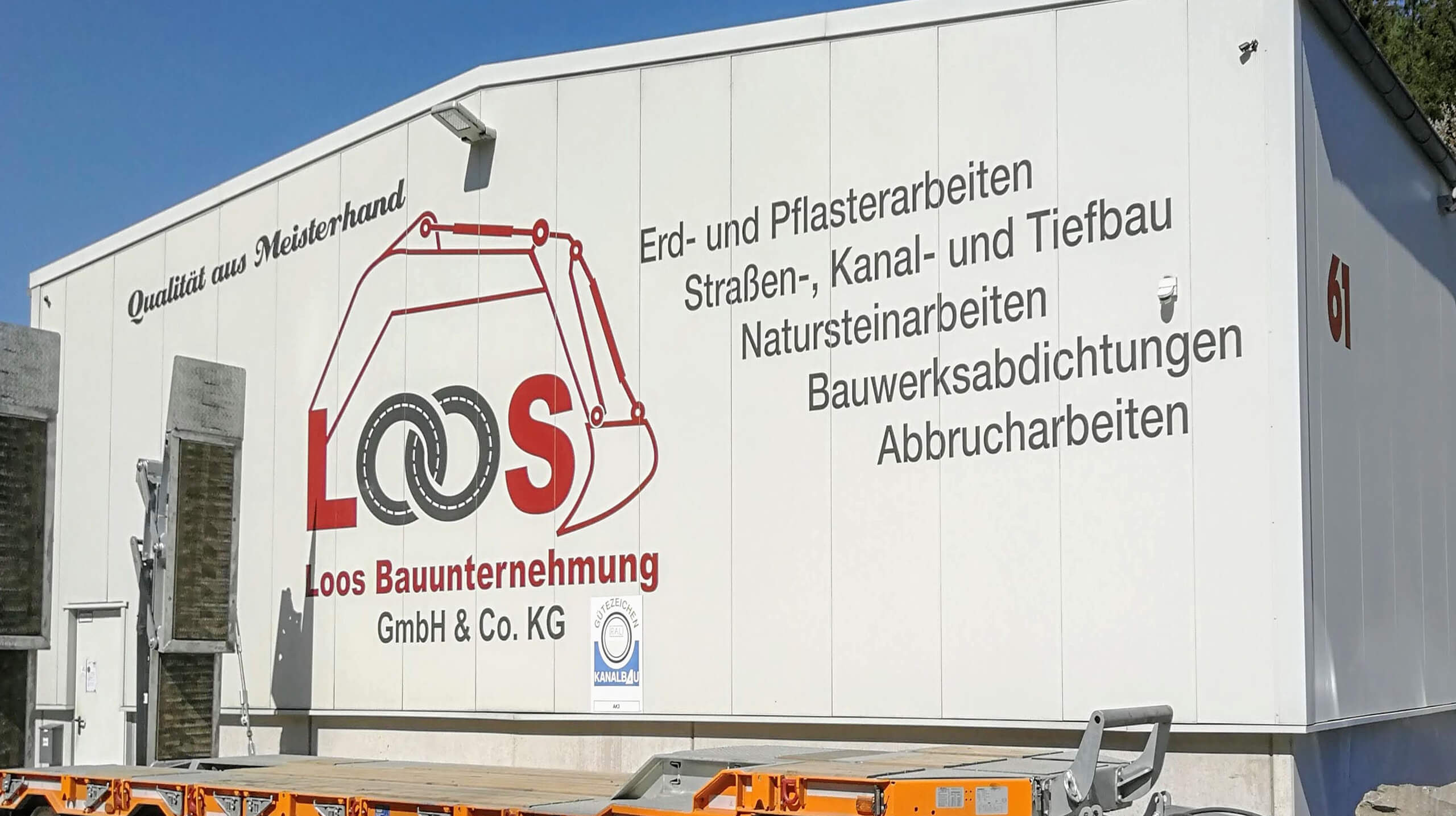 Loos Bauunternehmung – Ihr Partner für Erd-, Straßen-, Kanal- und Tiefbauarbeiten Firmengebäude der Loos Bauunternehmung GmbH & Co. KG mit Leistungsübersicht für Erdarbeiten, Straßenbau, Kanalbau, Tiefbau, Natursteinarbeiten, Bauwerksabdichtungen und Abbrucharbeiten