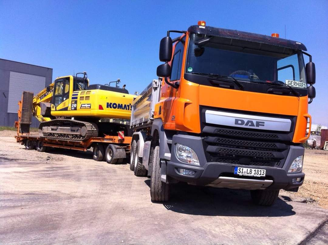 Tieflader mit Komatsu Kettenbagger auf DAF LKW im Baustellentransport