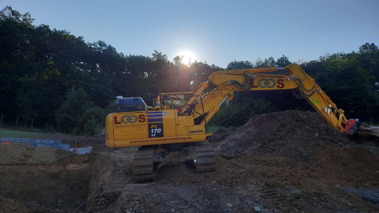 Kettenbagger der Loos Bauunternehmung bei Tiefbauarbeiten im Raum Siegen