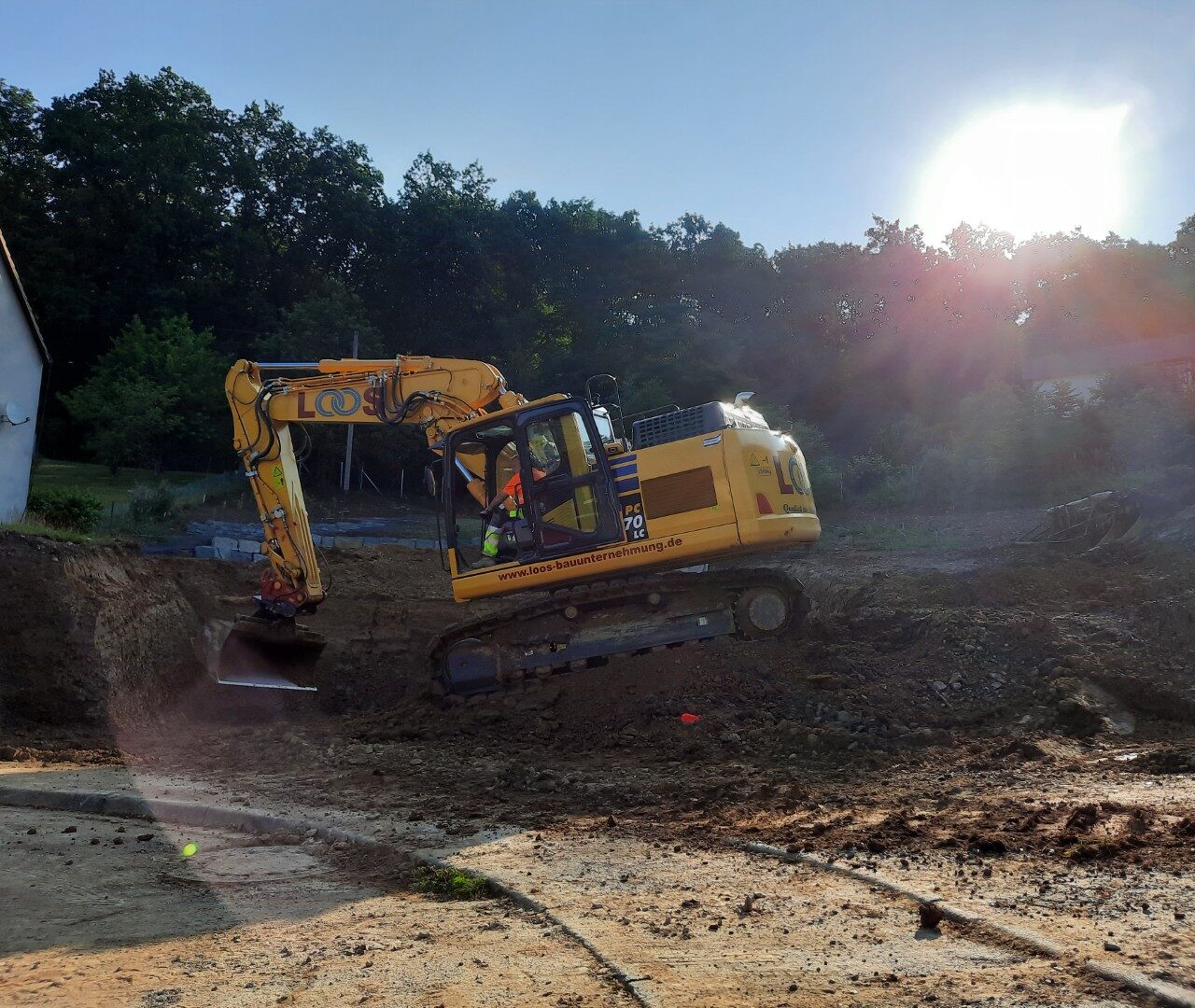Kettenbagger bei Erdarbeiten und Aushub im Tiefbau
