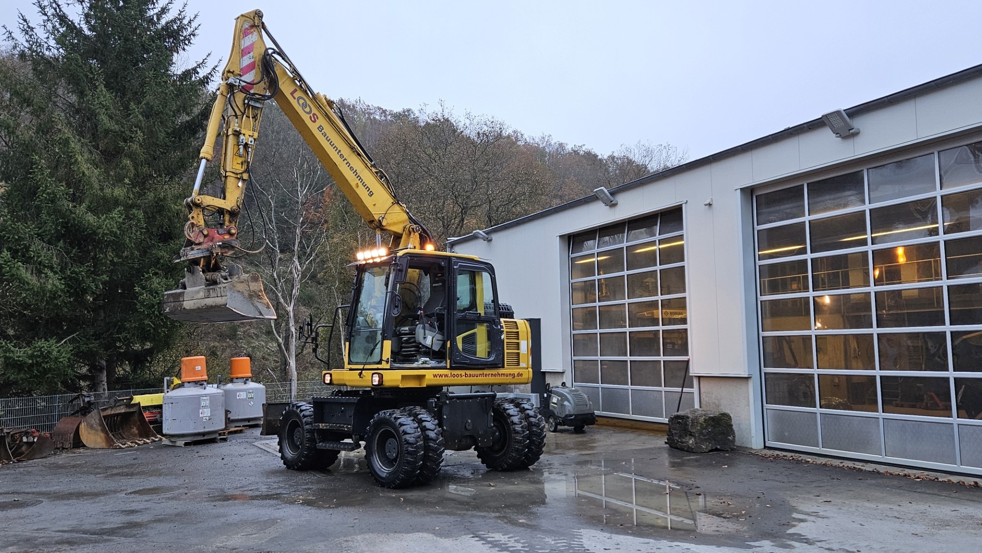 Mobilbagger mit Greifer für den Tief- und Straßenbau