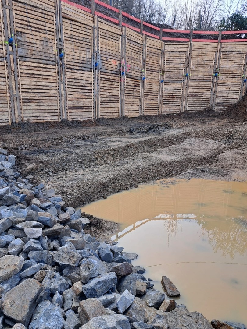 Wasser in Baugrube während Erd- und Gründungsarbeiten