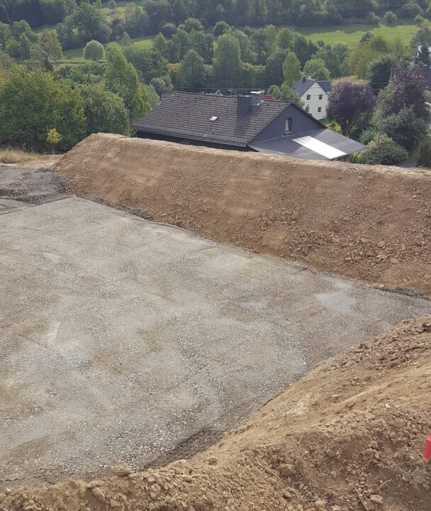 Tiefbauarbeiten und vorbereitete Baufläche im Raum Siegen
