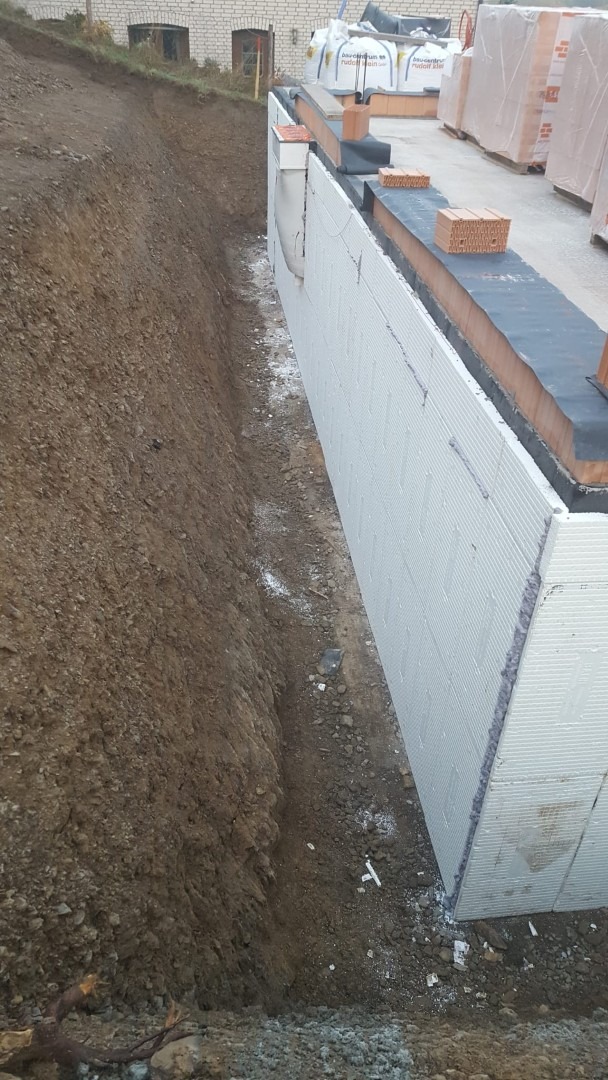 Kellerabdichtung mit Perimeterdämmung Perimeterdämmung und Bauwerksabdichtung an Kellerwand im Neubau