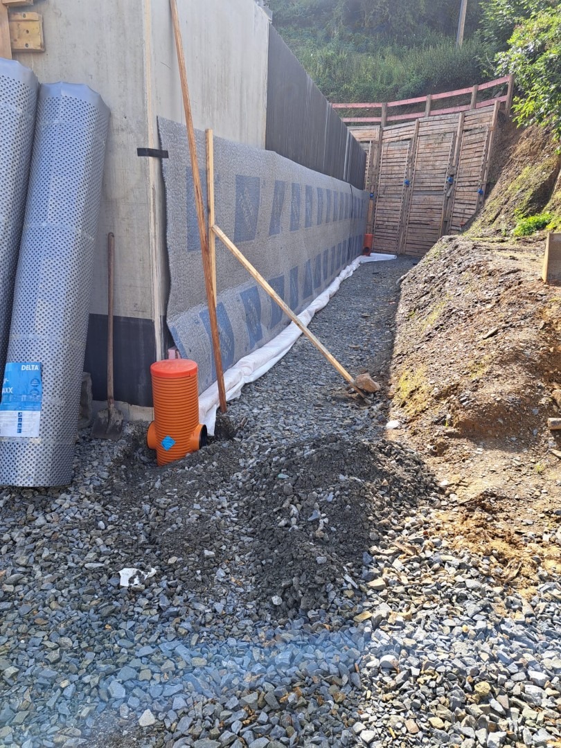 Kellerwand abdichten mit Noppenbahn und Dränage – Loos Bauunternehmung Abdichtung erdberührter Kellerwand mit Schutz- und Drainagesystem