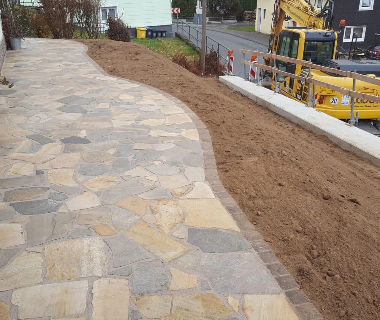 Verlegung von Natursteinplatten im Außenbereich