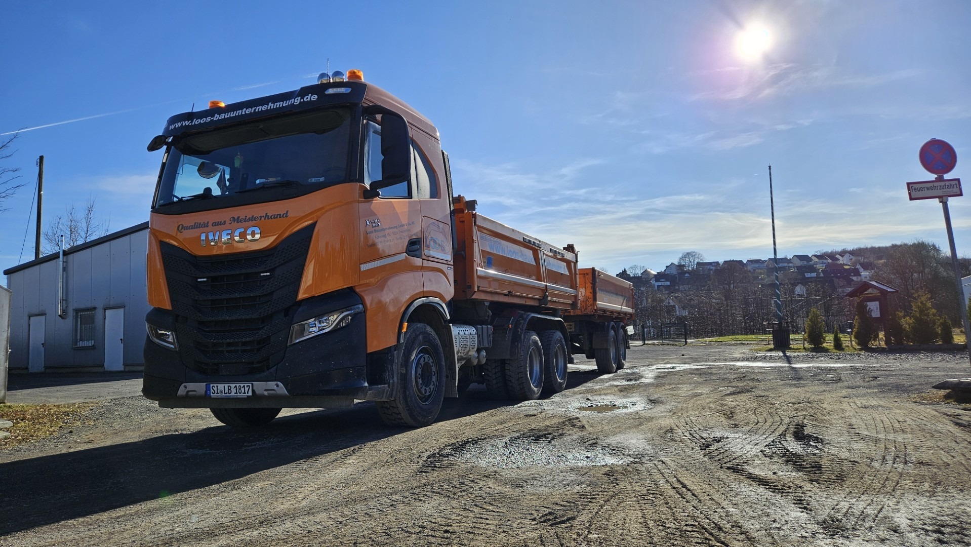 Moderner Fuhrpark für Bauprojekte Baufahrzeug von Loos Bau für Straßen- und Tiefbauarbeiten